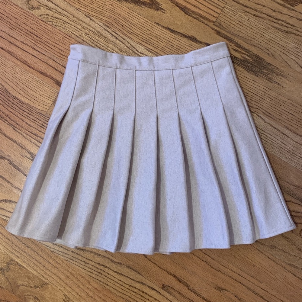 grey pleated skirt